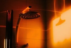 «Μην κάνετε κρύο ντους εν μέσω καύσωνα» - Τι εξηγούν οι ειδικοί 