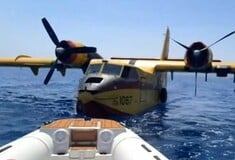 Κορινθία: Βίντεο από τη ρυμούλκηση του Canadair μετά την προσθαλάσσωσή του στο Βραχάτι