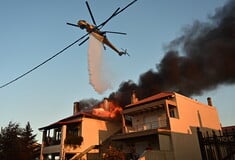 Ανεξέλεγκτη η φωτιά στη Δροσοπηγή: Το δεύτερο μέτωπο μπήκε στο Κρυονέρι - Μηνύματα από το 112