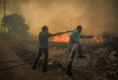 Εξαιρετικά δύσκολη η φωτιά στην Εύβοια: Καίγονται πυροσβεστικά οχήματα, χωρίς ορατότητα επιχειρούν οι δυνάμεις