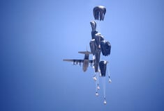 Γάζα: Αεροσκάφη C-130 από Ιορδανία και ΗΑΕ έριξαν 25 τόνους βοήθειας