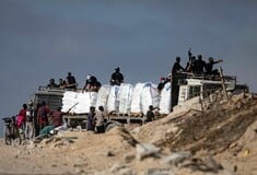 Γάζα: Νέα ισραηλινή επιδρομή μετά την «παύση» - Στον δρόμο τα πρώτα φορτηγά με ανθρωπιστική βοήθεια