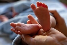 Η Κίνα προσφέρει στους γονείς 1.300 ευρώ σε μια προσπάθεια να αυξήσει τις γεννήσεις