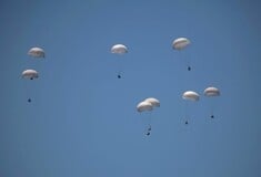 Γιατί οι αεροπορικές ρίψεις ανθρωπιστικής βοήθειας στη Γάζα είναι τόσο επικίνδυνες;