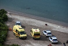 Παλαιό Φάληρο: Τουλάχιστον δύο βίντεο που ίσως δείχνουν το κορίτσι που βρέθηκε νεκρό στην παραλία