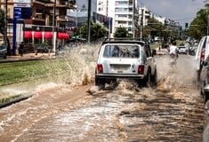Γιατί οι δρόμοι γεμίζουν αφρούς όταν βρέχει