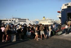 Ξεκίνησε η μαζική έξοδος των αδειούχων του Αυγούστου - Γεμάτα αναχωρούν τα πλοία από τον Πειραιά