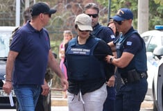 Παλαιό Φάληρο: Στον ανακριτή η μητέρα της 4χρονης - Επιμένει πως άφησε νεκρό το παιδί στην παραλία 