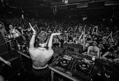 Γιατί οι DJ παίζουν χειρότερα στην Ελλάδα από ό,τι στο εξωτερικό;