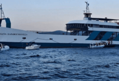 Εύβοια: Παραμένει κολλημένο το φέρι μποτ που έπεσε σε ξέρα στα Στύρα - Τι καταγγέλλουν οι επιβάτες