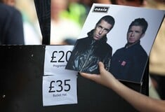 Oasis: «Υπήρχαν μπίρες παντού, γλίστρησε προφανώς» λέει ο πατέρας του άνδρα που έχασε τη ζωή του στη συναυλία 