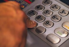 ΑΤΜ: Όσα αλλάζουν στις αναλήψεις και τις προμήθειες από 11 Αυγούστου