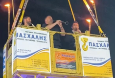 Πτολεμαΐδα: Οι οργανοπαίκτες «κατέβηκαν» στο πανηγύρι με γερανό – Η viral είσοδος με κλαρίνα και πυρσούς