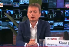 «Ο άθραυστος Ντάρκο»: Ο Βούτσιτς δίπλα στον υπουργό που υπέστη εγκεφαλικό on air 