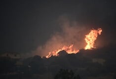 Live: Ένας νεκρός, καμένα σπίτια και ανυπολόγιστες καταστροφές από τη φωτιά στην Κερατέα