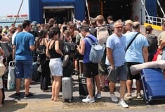 Αναχωρούν τα πλοία που έμειναν δεμένα για ώρες λόγω καιρού