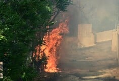Live: Ανεξέλεγκτη η φωτιά στην Κερατέα - Καίγονται σπίτια, δεκάδες οι απεγκλωβισμοί