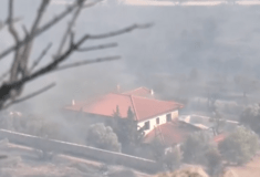 Live: Ανεξέλεγκτη η φωτιά στην Κερατέα - Καίγονται σπίτια, δεκάδες οι απεγκλωβισμοί