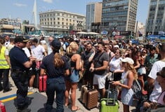 Λιμάνι Πειραιά: Ένταση και αγανάκτηση επιβατών για Νάξο – Ανέβηκαν στον καταπέλτη και καθυστέρησαν τον απόπλου
