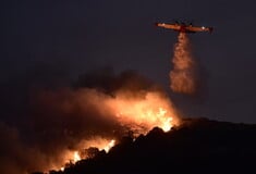 Μαίνεται η μεγάλη φωτιά στην Ανατολική Αττική