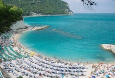 Οι Ιταλοί εγκαταλείπουν τις οργανωμένες παραλίες λόγω ακρίβειας: Από 30 έως 90 ευρώ η ομπρέλα