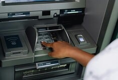 Τέλος στις τραπεζικές χρεώσεις για αναλήψεις μετρητών από αύριο Δευτέρα 