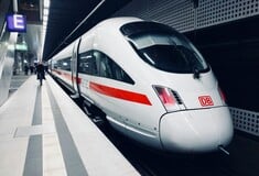 Άνδρας βρέθηκε κρεμασμένος από τρένο υψηλής ταχύτητας αφού βγήκε να κάνει ένα διάλειμμα