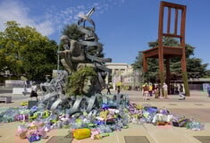 «Το βάρος του στοχαστή»: Γλυπτό από πλαστικά απορρίμματα στέλνει μήνυμα στους συνέδρους του ΟΗΕ