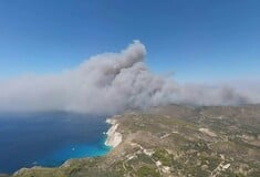 Φωτιά στη Ζάκυνθο: Πλησιάζει τις αυλές σπιτιών - Οι φλόγες κατευθύνονται και προς το χωριό Κερί 