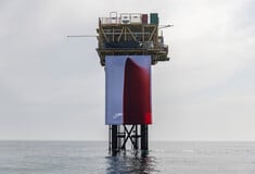 Greenpeace: Ακτιβιστές «έντυσαν» στα κόκκινα πλατφόρμα της Shell στη μέση της Βόρειας Θάλασσας