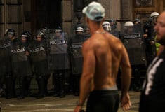 Σερβία: Νύχτα κόλασης στο Βελιγράδι - Αντικυβερνητικοί συγκρούστηκαν με υποστηρικτές του Βούτσιτς