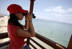 Αλεξανδρούπολη: Νήπιο 2 ετών έπλεε χωρίς τις αισθήσεις του - Διασώθηκε από ναυαγοσώστριες 