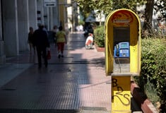 Αποξηλώνονται τα παλιά καρτοτηλέφωνα στον δήμο Αθηναίων