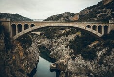 Ιταλία: Γέφυρα στη Σικελία αρχίζει να καταρρέει ενώ κινούνται επάνω της οχήματα