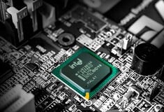 Η Intel εξασφαλίζει «σωσίβιο» 2 δισ. δολαρίων από τη SoftBank – Σκέψεις για συμμετοχή και από την κυβέρνηση Τραμπ