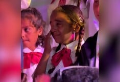 Αποκαρδιωτικό βίντεο από Γάζα: Ανήλικα που έχασαν τους γονείς τους από βομβαρδισμούς αποφοιτούν με δάκρυα στα μάτια