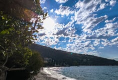 Ο καιρός σήμερα: Άνοδος θερμοκρασίας, μεμονωμένες καταιγίδες στα βόρεια και ανατολικά