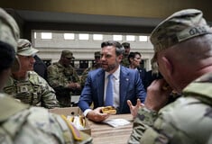 Αποδοκίμασαν έντονα τον Τζέι Ντι Βανς που μοίρασε μπέργκερ στην εθνοφρουρά: «Free DC!»