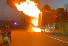 ΗΠΑ: Κάηκαν 20 τόνοι ribeye μπριζόλες όταν ανετράπη φορτηγό και άρπαξε φωτιά 
