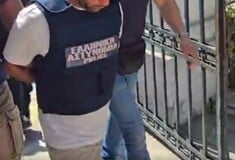 Γυναικοκτονία στον Βόλο: Η στιγμή που ο δράστης φτάνει στον εισαγγελέα