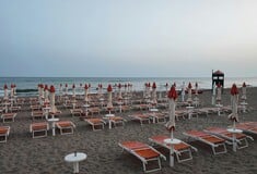 Ιταλικές παραλίες σε κρίση: Ομπρέλες-χρυσάφι αδειάζουν τις ακτές