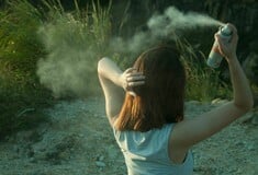 Από αντικολλητικά τηγάνια μέχρι προιόντα για τα μαλλιά: Πού βρίσκονται οι πιο συχνές ουσίες που συνδέονται με τον καρκίνο