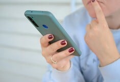 Η διαρροή εγγράφων επιβεβαιώνει ότι τα μικρόφωνα των κινητών τηλεφώνων μας ακούνε όταν συζητάμε 
