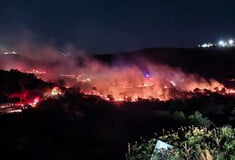 Σαλαμίνα: Υπό έλεγχο η φωτιά στο Βρωμοπούσι - Φέρεται να ξεκίνησε από βεγγαλικά