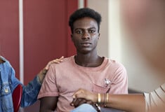Η καμπύλη της ευτυχίας αλλάζει: Η GenZ είναι η πιο δυστυχισμένη γενιά στην ιστορία