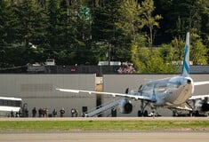ICE Air: Η «μυστική αεροπορική» του Τραμπ που απελαύνει μετανάστες με δισεκατομμύρια κέρδη