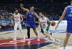 Eurobasket 2025: Ο Πετρούσεβ έριξε γροθιά σε αντίπαλό του και αποβλήθηκε 