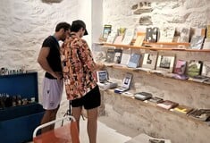 Arsenale: Το πιο απρόσμενο βιβλιοπωλείο των Κυκλάδων φτιάχτηκε στην Ανάφη