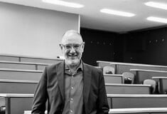 Χρυσόστομος Σταμούλης: Όλοι οι δίσκοι του, από την «Λιταία Πύλη» μέχρι το «Γελάς» 