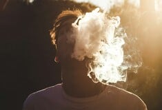 Η Σιγκαπούρη ανησυχεί για την αύξηση της χρήσης ηλεκτρονικών τσιγάρων με ναρκωτικά - Τι συμβαίνει και τι είναι η ετομιδάτη; 